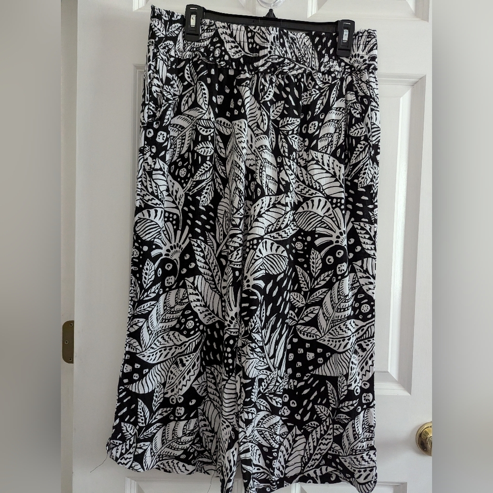 Tribal cropped black and white wide leg pants large